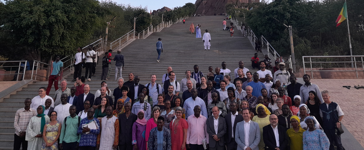 Photo de famille de la célébration des 40 ans du Cirad au Sahel
